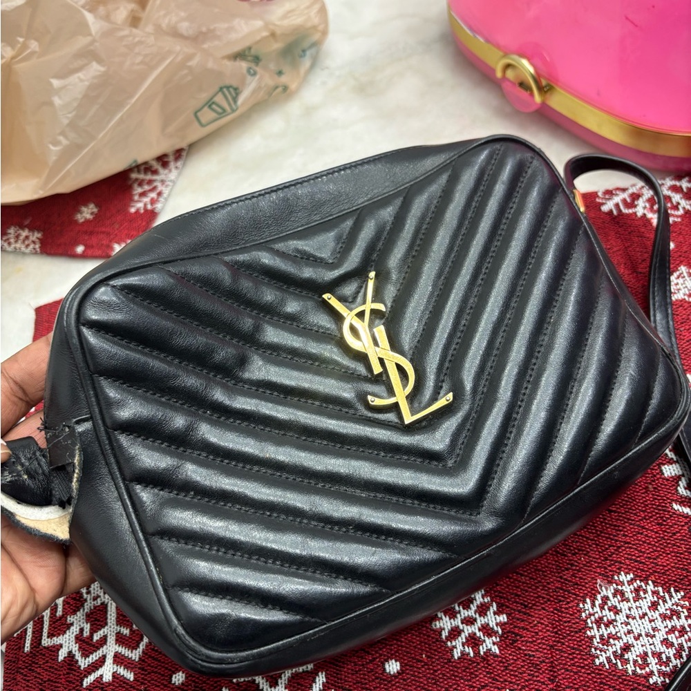 Black Yves Saint Laurent crossbody

Ripped at the strap.